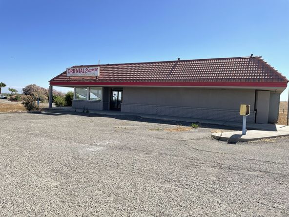 Freestanding Freeway Visible Restaurant + Equipment : 25014 W Dorris Ave, Coalinga, CA 93210